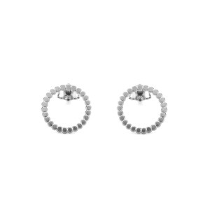 Kleine Pünktchen sind im Kreis angeordnet, welcher 14mm im Durchmesser. Zwei solcher Kreise liegen als Ohrsteckerpaar aus Sterlingsilber nebeneinander. Auf dem rückseitigen Rand ist ein Stift angebracht, welcher die Funktion als Ohrstecker ermöglicht.