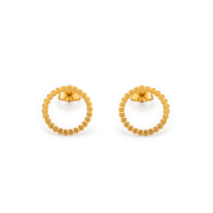 Viele kleine Pünktchen sind in einem 14mm großen Kreis angeordnet. Zwei solcher Kreise liegen als Ohrsteckerpaar nebeneinander. Sie sind aus Sterlingssilber gefertigt und 18ct Gold plattiert. Auf dem rückseitigen Rand ist ein Stift angebracht, welcher die Funktion als Ohrstecker ermöglicht.
