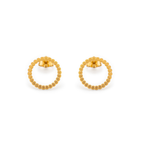 Ohrstecker Pünktchen, vergoldet Viele kleine Pünktchen sind in einem 14mm großen Kreis angeordnet. Zwei solcher Kreise liegen als Ohrsteckerpaar nebeneinander. Sie sind aus Sterlingssilber gefertigt und 18ct Gold plattiert. Auf dem rückseitigen Rand ist ein Stift angebracht, welcher die Funktion als Ohrstecker ermöglicht.