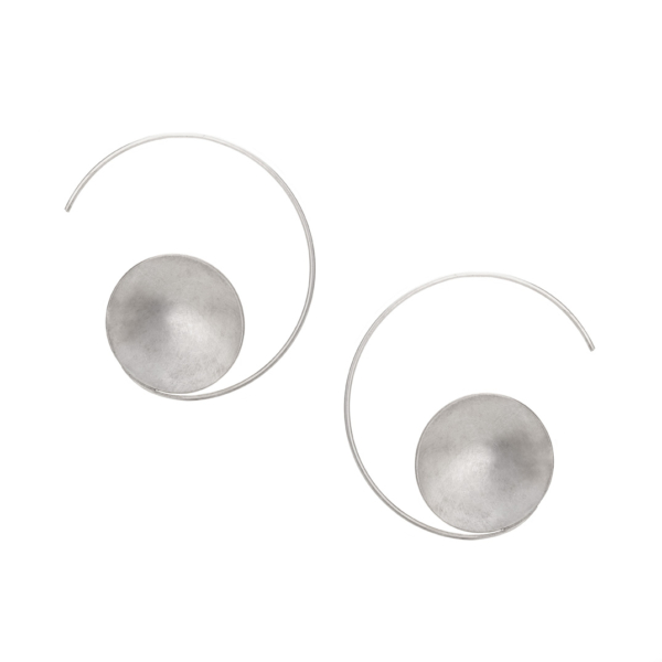 creole-curve-silber Ohrschmuck Creole aus Sterlingsilber gefertigt. Eine runde Schale, ca 22mm, scheint in einem Kreisbogen aus Runddraht zu schweben. Der Drahtbogen ist Zier- und Funktionselement zugleich.