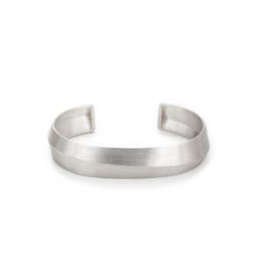 The men's bangle is made of sterling silver and covered with a fine matt line. The width measures 15mm, the arm opening 35-40mm. So it can be put on very easily and conveniently. The entire surface is brushed with a fine matt, which creates an elegant shimmer.