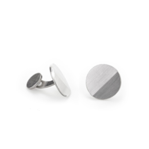 Solid cufflinks made of sterling silver. The jewelry plate measures 20mm in diameter and creates a ridge through two beveled surfaces that divides the circle off-center. The somewhat smaller and movable counter plate measures 16mm.