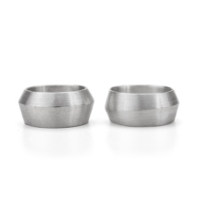 Ringe-SAZ-Silber Zwei massive Ringe liegen nebeneinander. Beide sind sie aus Sterlingsilber gearbeitet. Jeweils zwei Flächen stehen im Winkel zueinander und verjüngen sich konisch zu den Rändern des Ringes. Dort wo die Flächen aufeinander treffen, erzeugen sie eine Linie, ähnlich wie ein Grat.