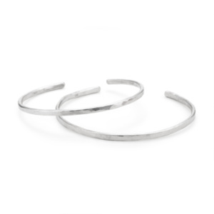 Thin bangles in silver with a hammered texture on the surface. The bracelets have an opening of approx. 30mm, for easy donning and doffing.