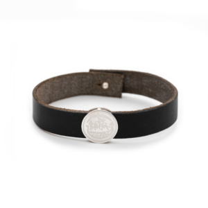 Schwarzes Lederarmband mit einem runden Schiebebutton aus Silber. Dieser ist mit einem Wappen graviert. Zu schließen ist das Armband mit einer Knopfniete, ebenfalls aus Silber.
