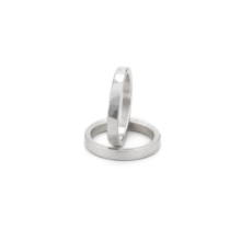 zwei ca 5mm schmale Silberringe mit Hammerschlagstruktur an der Oberfläche.