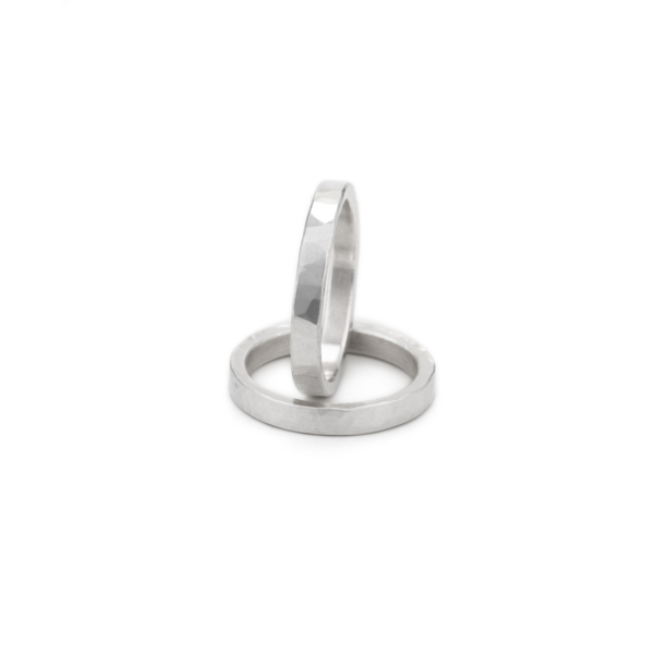 zwei ca 5mm schmale Silberringe mit Hammerschlagstruktur an der Oberfläche.