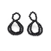 ohrschmuck_capreolo_3_onyx Earrings made of small matte Onyx beads strung into interlocking loops on nylon and equipped with a silver stud.