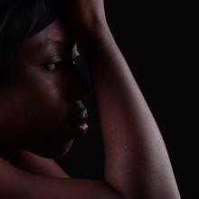 ohrschmuck_rosea3 Frau im Profil, die Ohrschmuck aus kleinen pinken Perlen trägt.