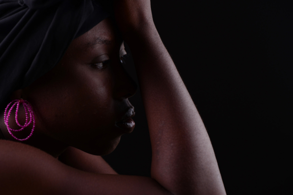 ohrschmuck_rosea3 Frau im Profil, die Ohrschmuck aus kleinen pinken Perlen trägt.