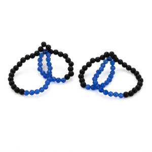 Ohrstecker aus kleinen schwarzen Onyxkügelchen und kleinen blauen Achatkügelchen, welche zu zwei ineinander laufenden Schlaufen auf Nylon. geknüpft sind