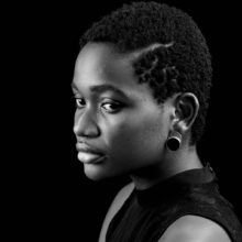 ohrst_laminam_onyx_banner Woman with earrings made of sterling silver and onyx. The silver disc and onyx disc form an infinity symbol.