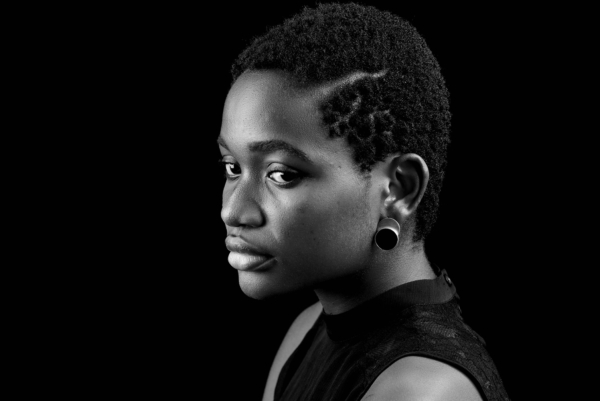 ohrst_laminam_onyx_banner Woman with earrings made of sterling silver and onyx. The silver disc and onyx disc form an infinity symbol.