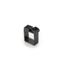 ring_carré_2x8 Quadratischer Ring aus geschwärztem Silber mit zwei quadratischen Onyx-Steinen. Der eine hat eine kristallisierte, der andere eine polierte Oberfläche