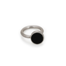 ring_laminam_onyx2 Silberring mit 12mm großen Onyxscheibe. Diese ist außermittig auf dem Ring.