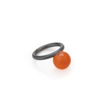 Schlichter Ring aus geschwärztem Silber mit einer 12mm großen, orangenen Karneolkugel verziert.