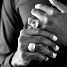 ringe_konvex+konkav_rund_closeup Nahaufnahme von zwei Männerhände, die mit zwei massiven Siegelringen aus Silber geschmückt sind. Beide Siegelplatten sind rund, die eine konvex, die andere konkav gewölbt.