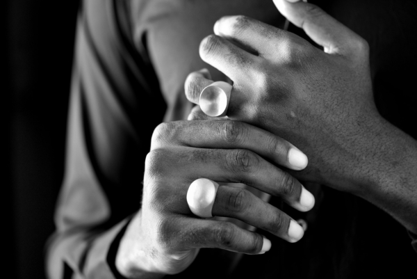 ringe_konvex+konkav_rund_closeup Nahaufnahme von zwei Männerhände, die mit zwei massiven Siegelringen aus Silber geschmückt sind. Beide Siegelplatten sind rund, die eine konvex, die andere konkav gewölbt.