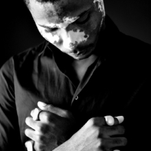 ringe_konvexkonkav_rund+oval Ein Mann trägt vier große Ringe aus massivem Sterlingsilber. Zwei mit ovaler Siegelplatte, einmal konvex, einmal konkav gewölbt, und zwei mit runder Platte, ebenso konvex und konkav gewölbt.