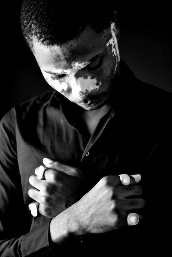 ringe_konvexkonkav_rund+oval Ein Mann trägt vier große Ringe aus massivem Sterlingsilber. Zwei mit ovaler Siegelplatte, einmal konvex, einmal konkav gewölbt, und zwei mit runder Platte, ebenso konvex und konkav gewölbt.