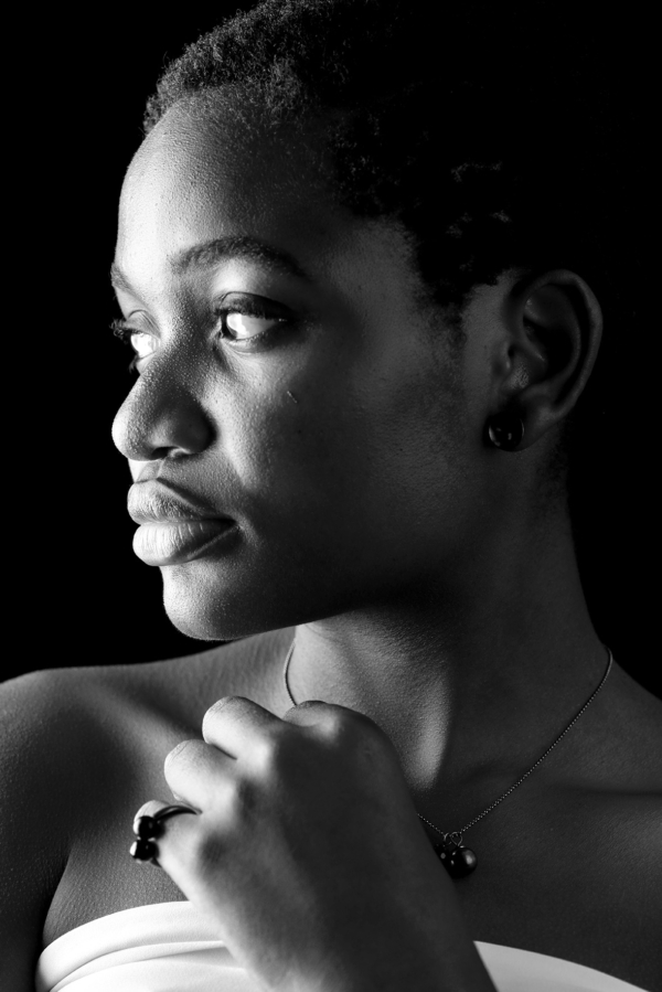 schmuckset_globulus Nahaufnahme einer Frau, die eine Kette und einen Ring aus geschwärztem Silber mit Onyxkugel trägt.